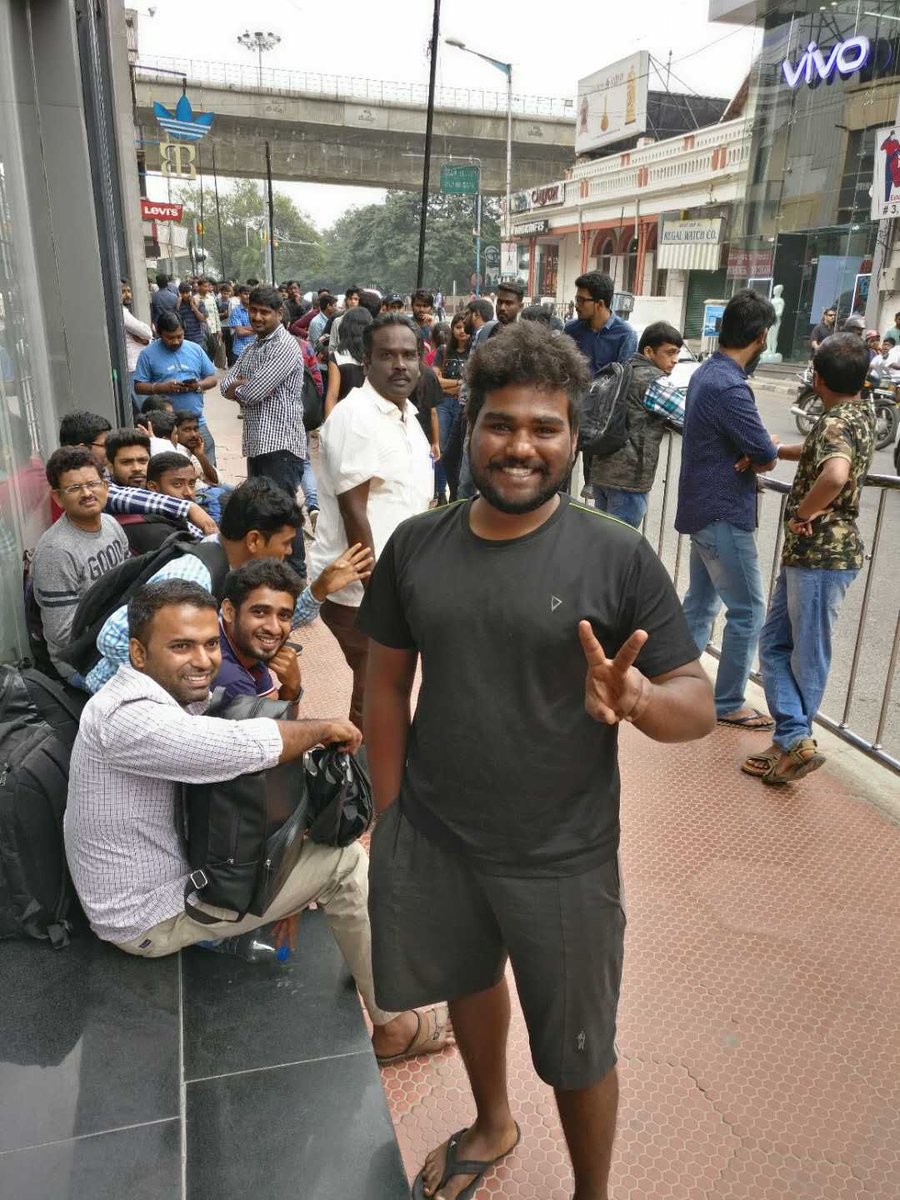 Vikas_AGL's tweet photo. @OnePlus_IN #OnePlus5T open sale starts today at #OnePlusExpStore with almost same turnout as during #OnePlusPopup! https://t.co/TuIayhJzki