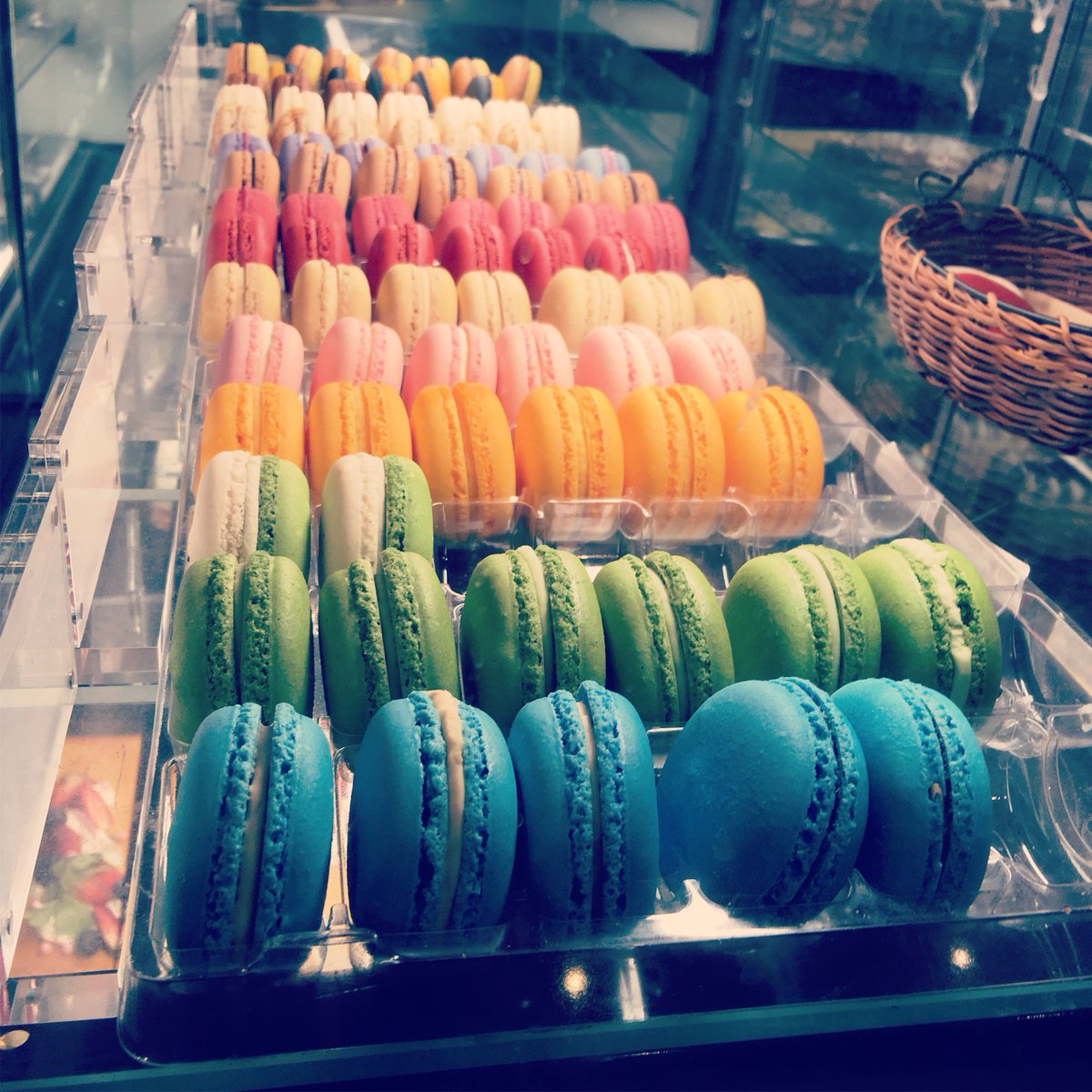 boyonion's tweet photo. Macaroons #chatime #bakecode #Markham #Ontario #Canada150 https://t.co/UelV7mV3Gi