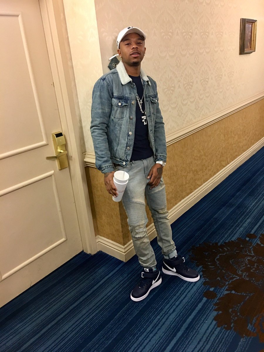 DeSoFlyy's tweet photo. I’m Older Than 21 You Fucking With A Savage Hoe #DoubleF #RedBudBaby https://t.co/tXFaMaLkaC