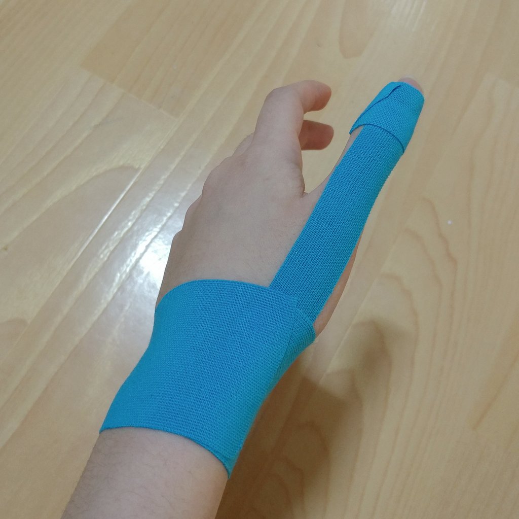oO_phodon_Oo's tweet photo. 엄지손가락과 손목에 통증이 있을 때
사용할 수 있는 테이핑 하는 법 (타래)

좌 - 스포츠 테이핑
우 - 자가점착식 탄력테이프

#전공을_살려_유익한_정보를_말해보자 https://t.co/oKhPLKz3yG