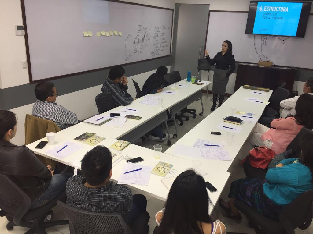 cynthiazuniga_'s tweet photo. Seminario PRIMEROS PASOS para Escribir un Libro...fue muy enriquecedor. #seminario #EscribeTuLibro #autor #historia https://t.co/gwU6bg89PO