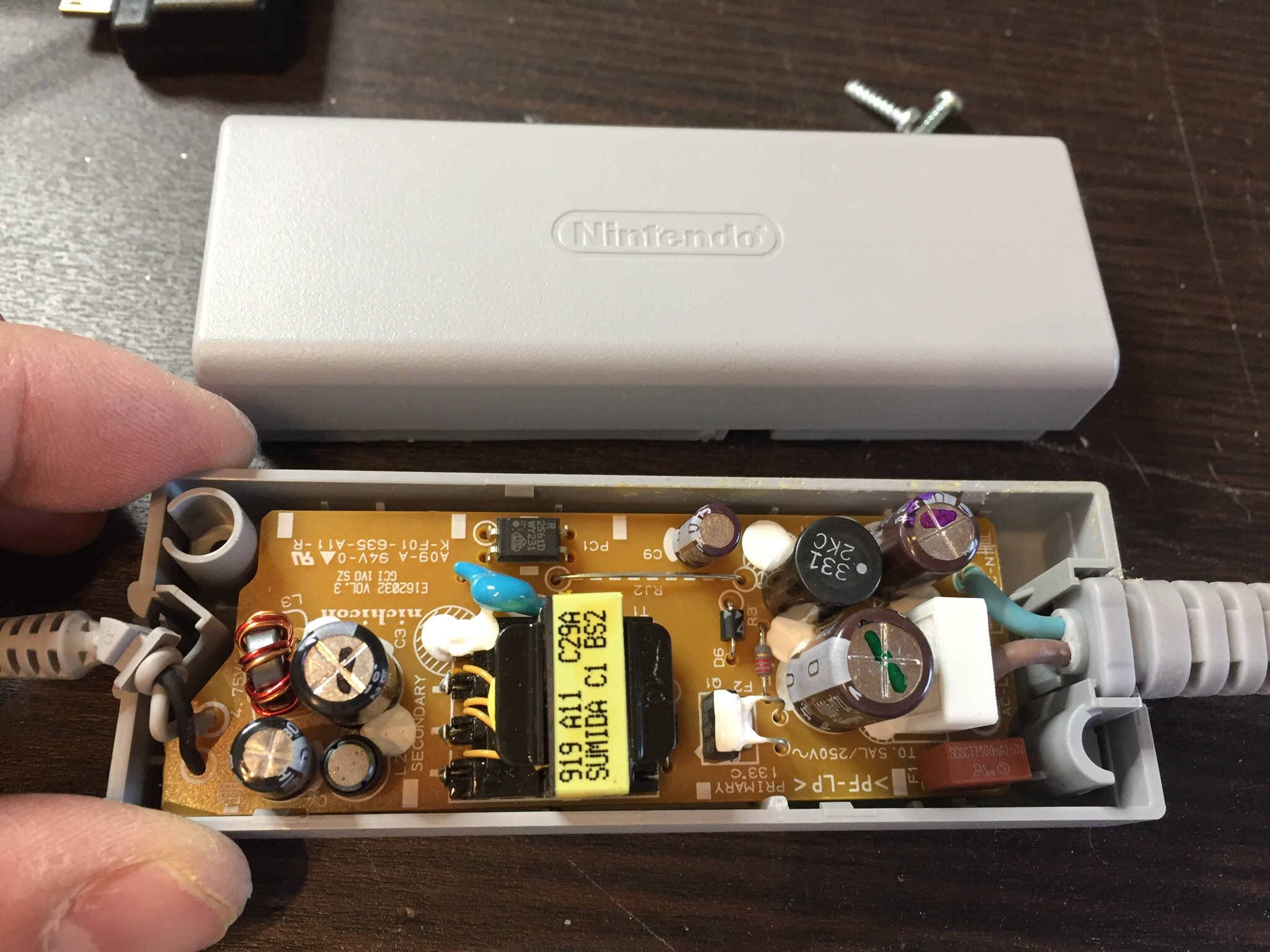 とっくん Wii Uゲームパッドのacアダプターが断線したのでacアダプターを開けてみた ネジはトルクスドライバーの9番がちょうど良いみたい センターに穴が空いてるのはt 9という表記になるのかな T Co No3yyrzi3r Twitter