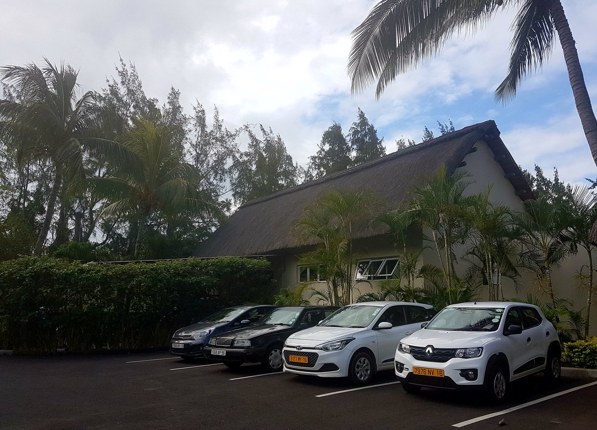 T22T_Trace's tweet photo. In Mauritius all parking is 'nose out', in case of a cyclone or tsunami. That way if everyone has to get out in a hurry the pandemonium of a bunch of cars tying to reverse out of parkings is avoided #nowyouknow #mymauritius #amazingmauritius #Mauritius #afritravel #travel #ttot https://t.co/LRAzAU0478