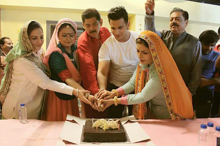 Birthday Celebration on set.

#HumTumTelefilms #BadhoBahu #BirthdayCelebration #PrinceNarula #BdayBoy #Family #PankeejDheer #JayaOjha #SangeetaPanwar #GeetaUdeshi