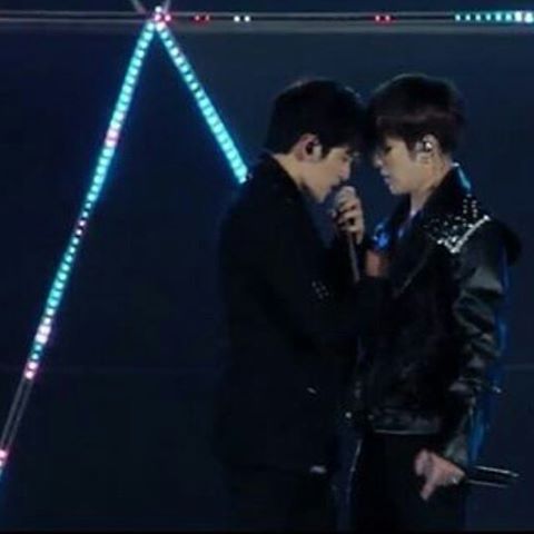 Qhynh's tweet photo. apply the color later. this scene is soooooo sexy i'm on fire #jinson https://t.co/X7deIMRpOF