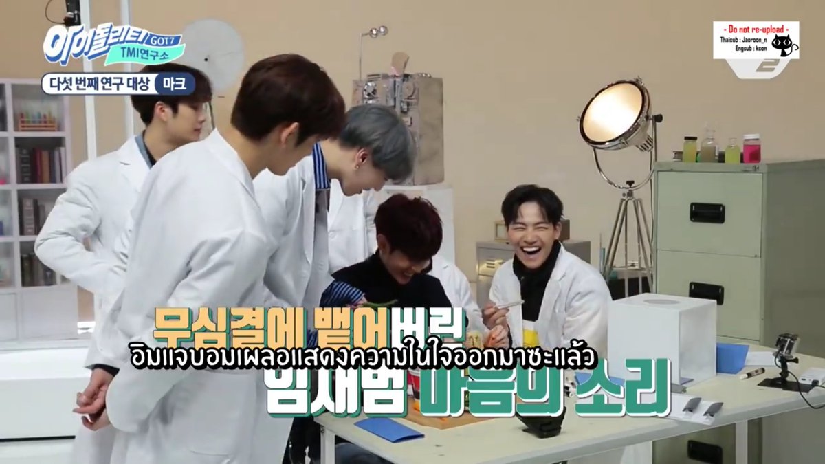 _MTBBDOUBLEBE_'s tweet photo. อ่า... แจบอมอา... ตอนที่พี่มาร์คกินรามยอนน่ะแลนายดูหิวๆนะ ฉันเห็นนายกลืนน้ำลายไปหลายเอื๊อกพร้อมหลุดความในใจอีก 5555 😂😂😂 #TMILab #Got7 https://t.co/Lv2sArRKjv
