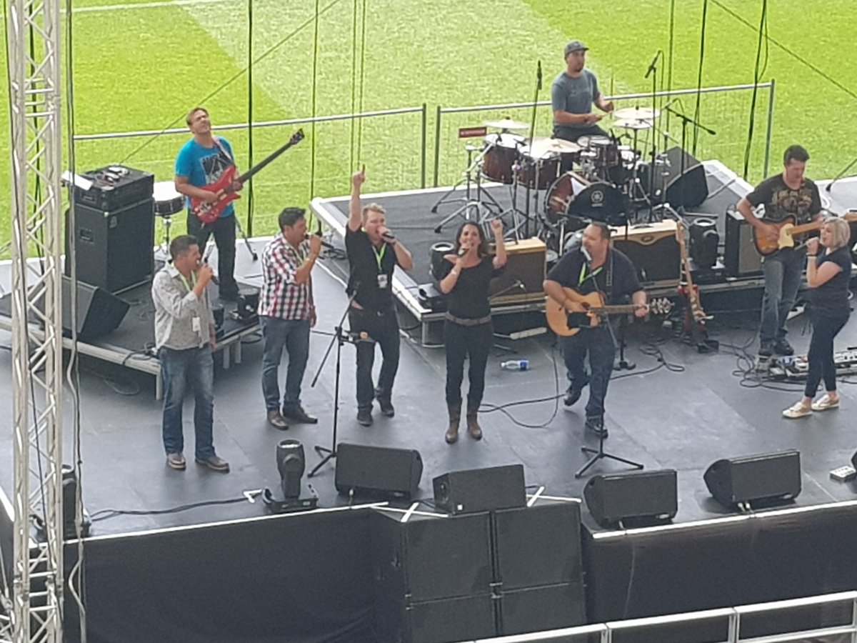 MusiekNou's tweet photo. @StephanVisagie @chereestrydom @HugoNsing @burgerleroux  awesome julle country medleys. #kosfees @BokRadio https://t.co/H4JI6X0qEN