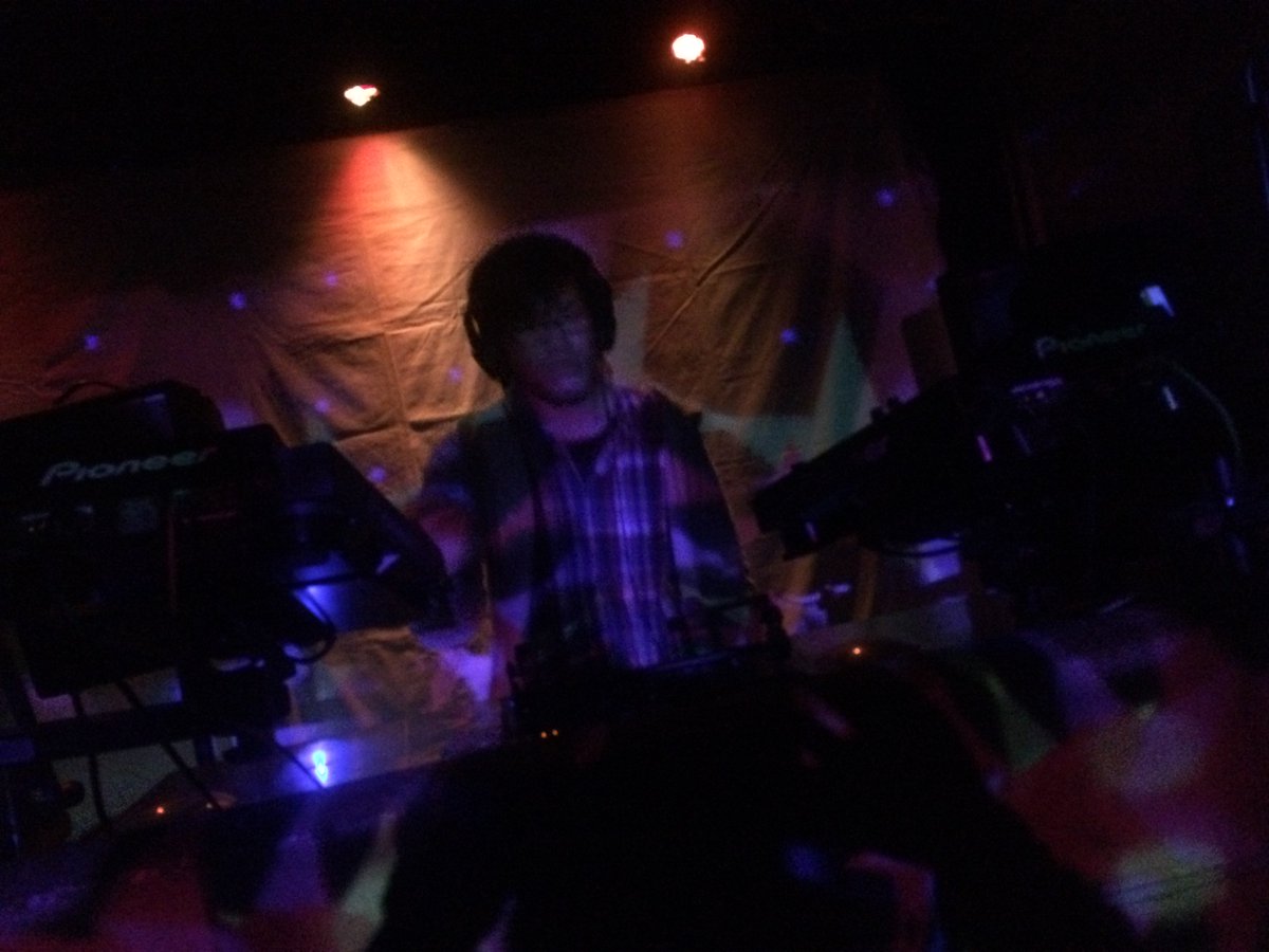 maruken_OKEN's tweet photo. 場、二番手、惟光君!相変わらずかっこいい!!インターネットという謎ジャンルを引っさげてDJしてます! #ba05 https://t.co/0VgtBKTYVs