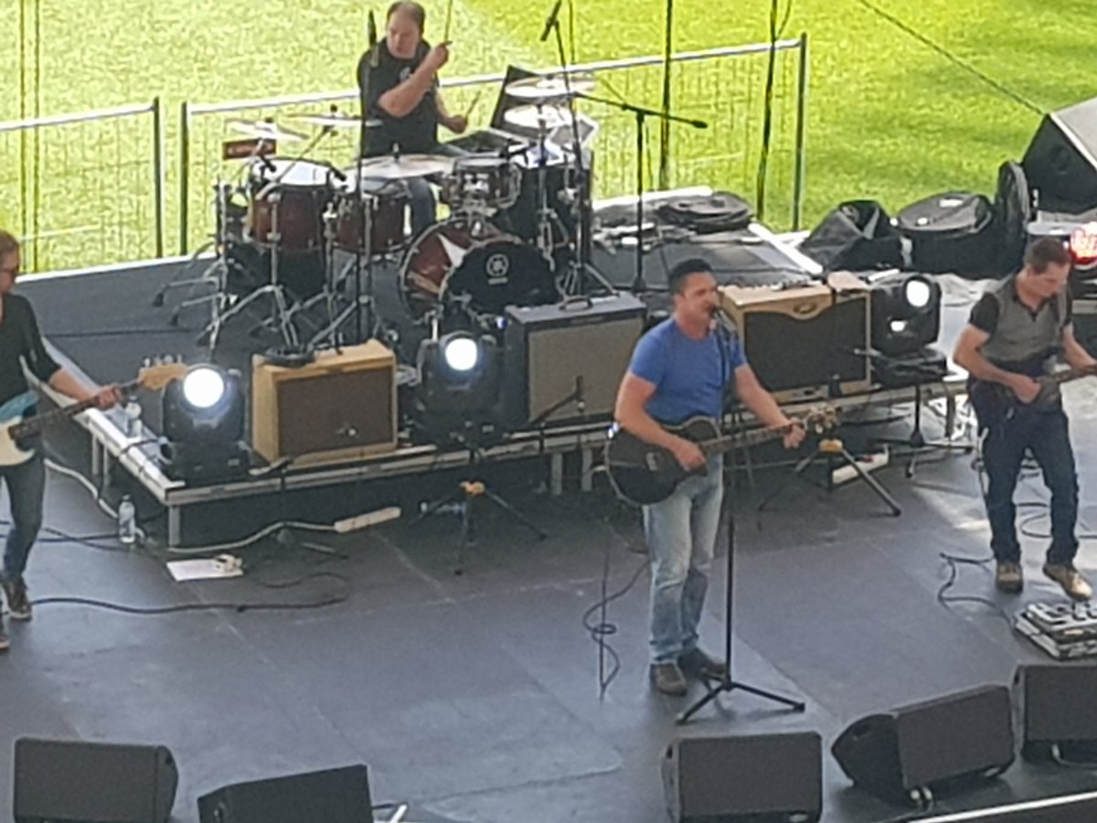 MusiekNou's tweet photo. @desmondwellssa dankie vir al ons gunsteling. #kosfees @BokRadio https://t.co/nTR6YtRxoI