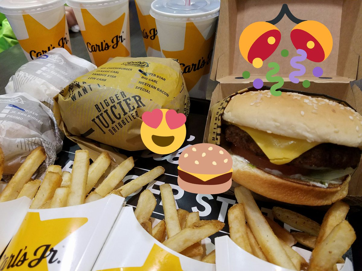 key_a_k's tweet photo. After the Santa Parade @NZCarlsJr 🎅🎅
So hungry💥💥💥
#Burgerpro #SantaXMas2017 #Santaparade https://t.co/I23OMj7LOD