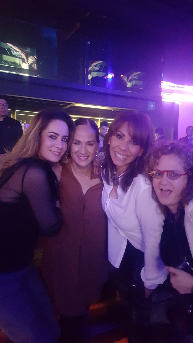 GinaBarrios's tweet photo. Gusto de saludarlas #Myst que buen show @anettemicheltv @amarantaruiz #MiBday 😊🎂
#Tampico https://t.co/8bkCWzvRwm