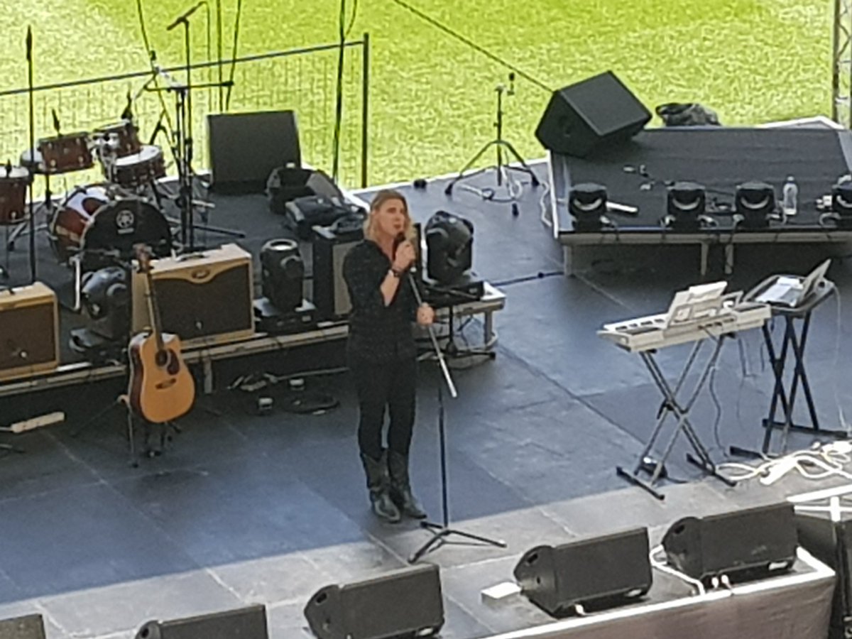 MusiekNou's tweet photo. Opening act @ElandreSchwartz wow. Jy gaan nog berge versit met daai stem. #kosfees @BokRadio https://t.co/N9nELEFzwJ