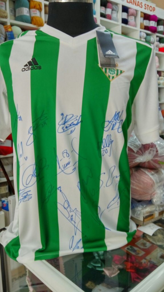 Hoy sortearemos la camiseta del Real Betis firmada por la primera plantilla que nos donó <a href="/aeTaxana/">Autoescuela ALFIL</a>. Si aún no tienes tu papeleta puedes adquirirla en el Mercado Medieval.