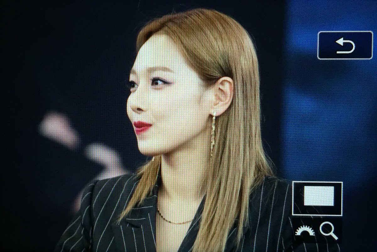 KARD_kr's tweet photo. 171126 김포공항 팬싸인회

#KARD #BM #jseph #jiwoo #somin #You_In_Me https://t.co/SahdyC5efM