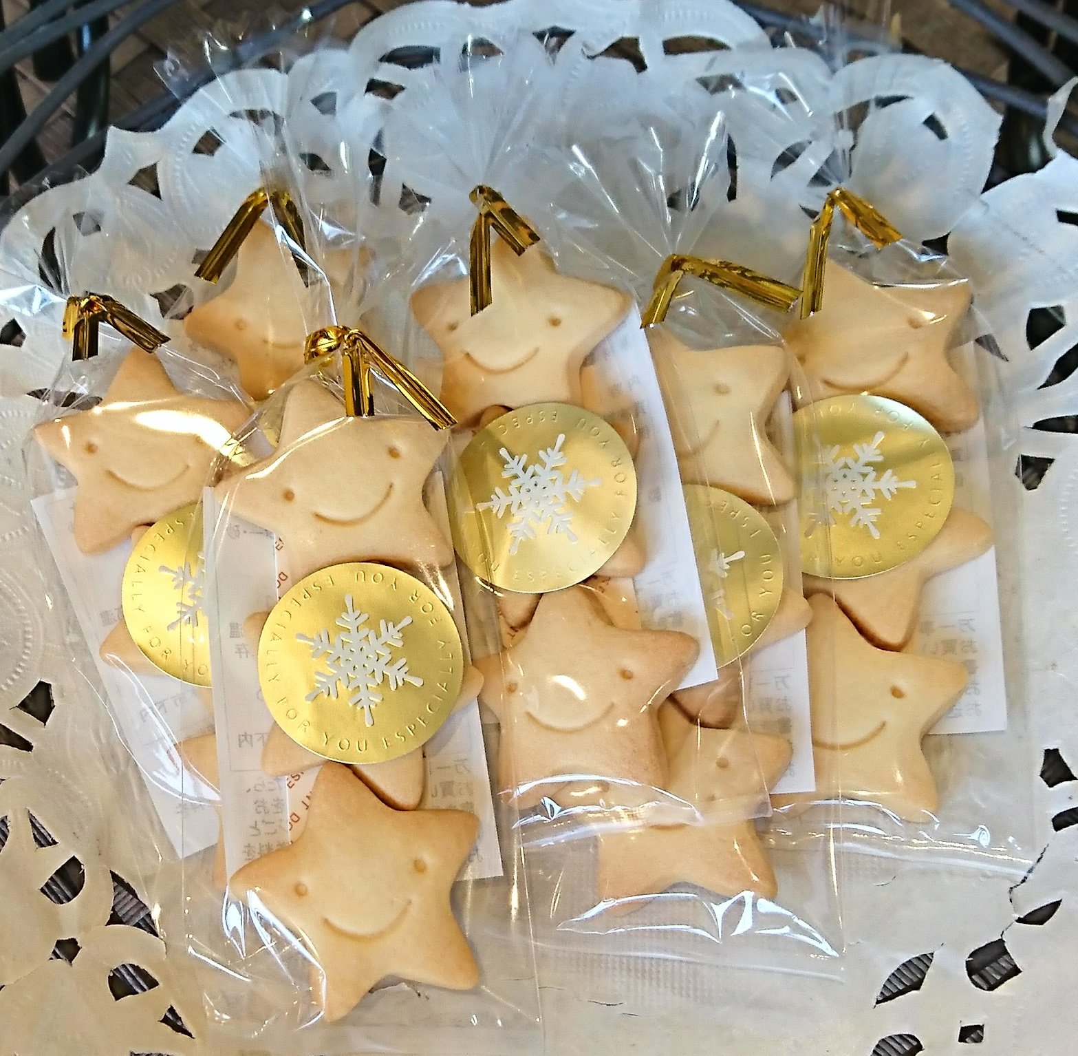 菓子工房あさの スマイルスター 今年もこの季節に登場 星形のさくさくサブレです 只今焼き上がりました クリスマスプレゼントにいかがですか まとめてお買い求めの方はご予約をいただきますと助かります 季節限定のお菓子です お