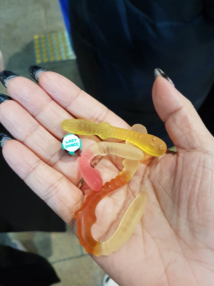 papar_papiyong's tweet photo. Thank you 💕💕💕😭😭😭🐛🐛🐛
so sweet
@Realtaeyang
hope you like my candy🍬🍬😋😋
#171125
#taeyang
#youngbae
#lastdance
#ybcandy https://t.co/MpR9yJplVr