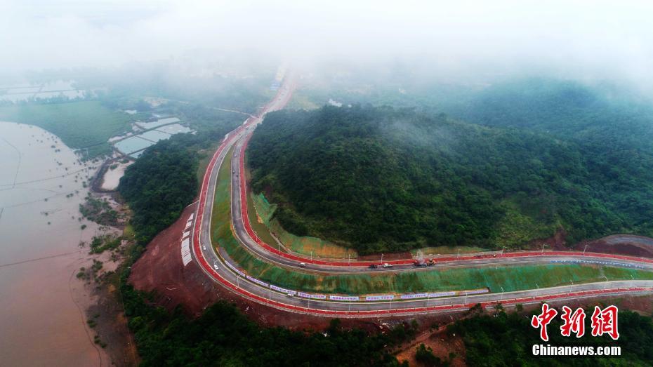PDChina's tweet photo. A truly stunning drive: Construction of a sea view highway is basically completed in Fangchenggang City of south China's Guangxi. The 17.3 km-long road links several surrounding tourist sites, offering a panoramic view of the coast. https://t.co/ytDgRGVi9W