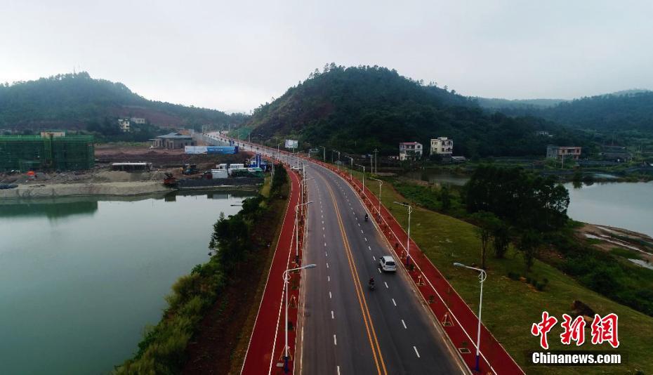 PDChina's tweet photo. A truly stunning drive: Construction of a sea view highway is basically completed in Fangchenggang City of south China's Guangxi. The 17.3 km-long road links several surrounding tourist sites, offering a panoramic view of the coast. https://t.co/ytDgRGVi9W