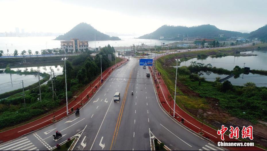 PDChina's tweet photo. A truly stunning drive: Construction of a sea view highway is basically completed in Fangchenggang City of south China's Guangxi. The 17.3 km-long road links several surrounding tourist sites, offering a panoramic view of the coast. https://t.co/ytDgRGVi9W