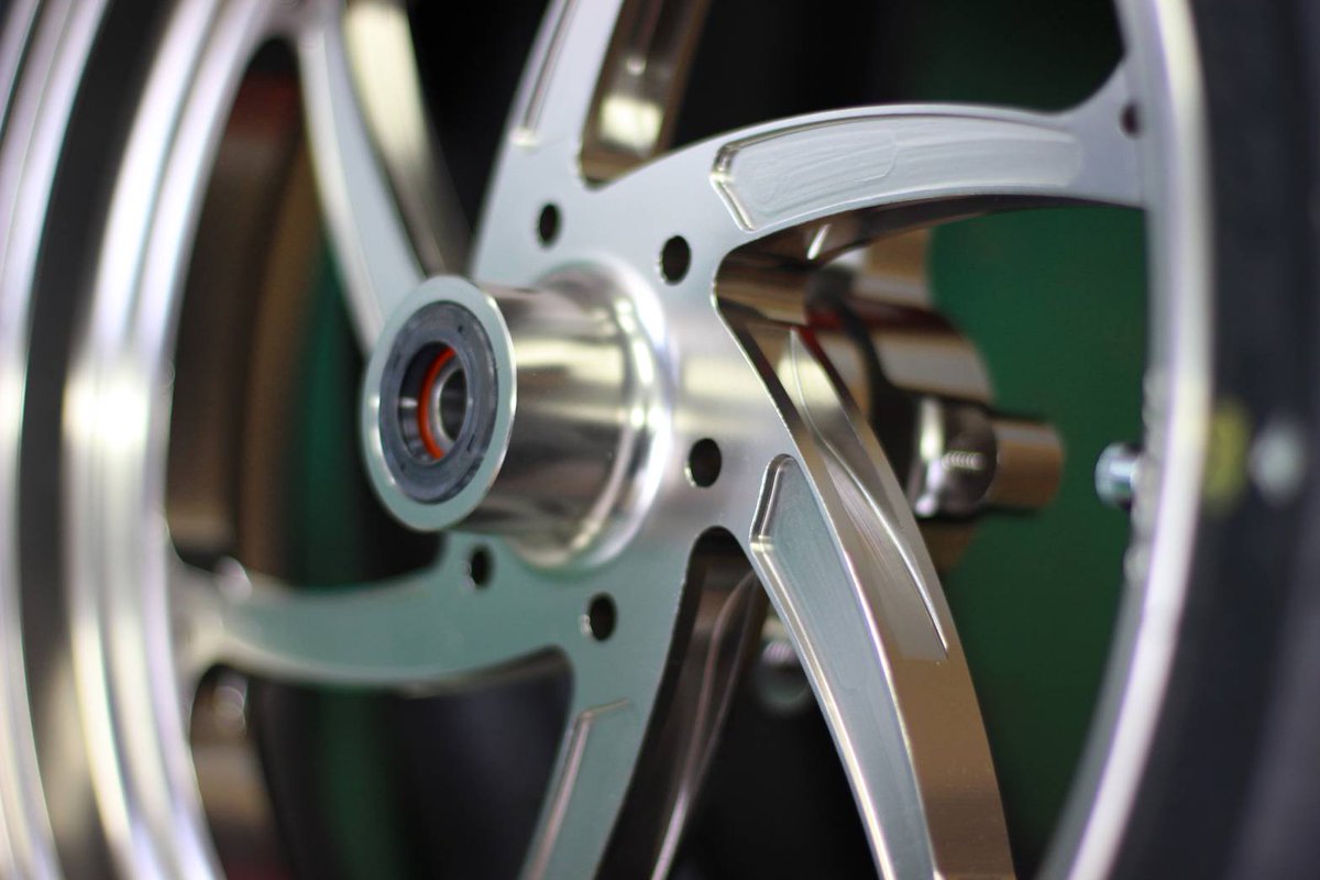 OVER RACING グロム用ホイール GP-SIX チタンカラーを取り付けました