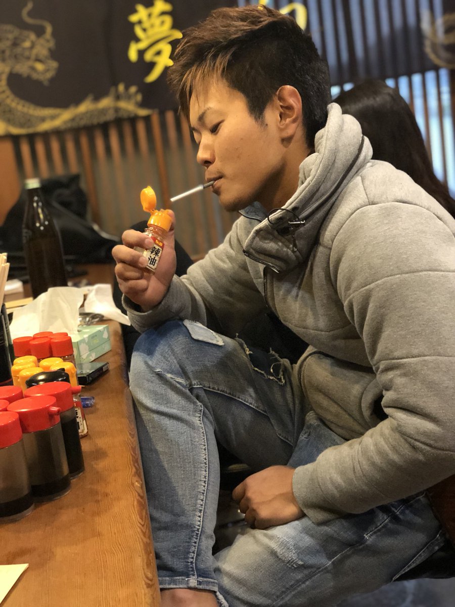 ハリウッドスターの方々が会いに来てくれました！！
オーラがとても凄くて人生の勉強になりました。サインまで貰ってしまって。
んで、いやいや！！それ！！それそれ！ラー油ですやん！( •̀ᴗ•́ )/