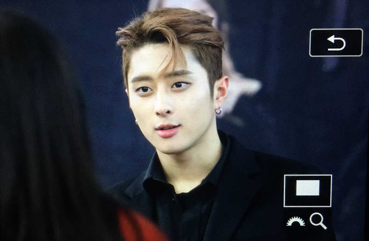 KARD_kr's tweet photo. 171126 김포공항 팬싸인회

#KARD #jseph #You_In_Me https://t.co/7CvpJAACpm
