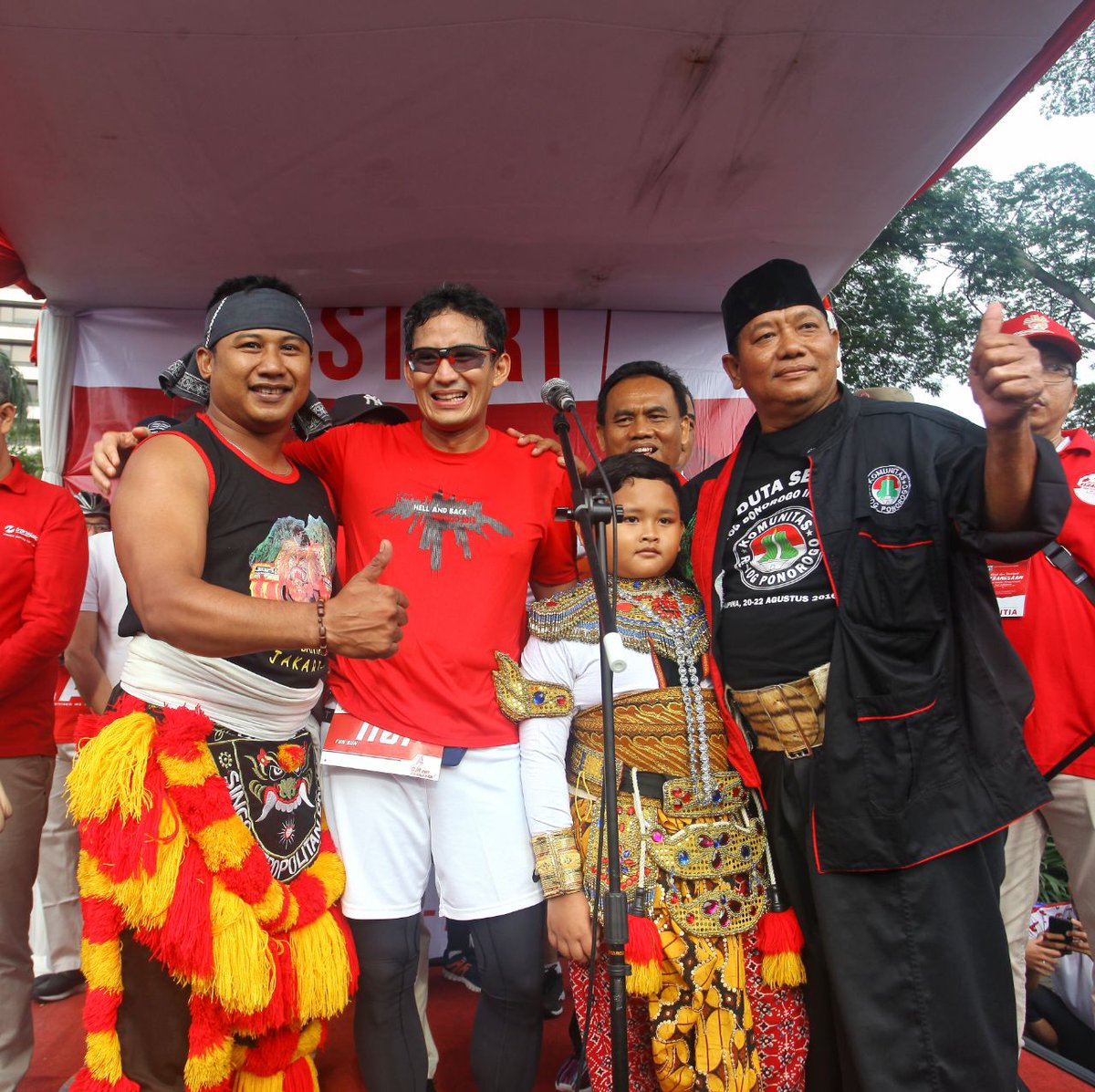 sandiuno's tweet photo. Bangga dengan anak-anak muda kita yang peduli akan pentingnya mengenang Hari Pahlawan yang jatuh pada 10 November kemarin. https://t.co/dMZxcBKU2y