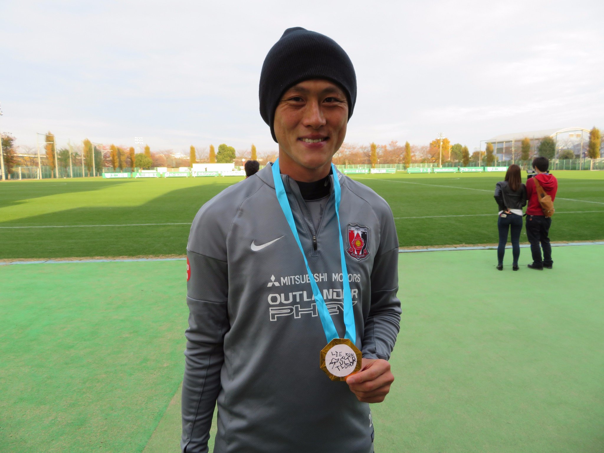 スポニチ サッカー取材班 A Twitter 浦和レッズ Acl制覇から一夜明け 李忠成 選手は少年ファンから手作りのメダル をプレゼントされていました 腰痛の影響で決勝戦には出られませんでしたが j1の残り2戦 クラブw杯に
