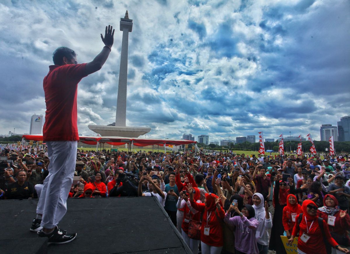 sandiuno's tweet photo. Terima kasih untuk teman-teman Jakmania, Paduan Suara Kolese Kanisius, Puluhan Tim Marching Band, Komite Sepeda Indonesia, dan semuanya yang sudah ikut memeriahkan acara Kirab Kebangsaan ini.
Teruslah berkreasi, anak muda Jakarta! https://t.co/RHpPuTdVEm