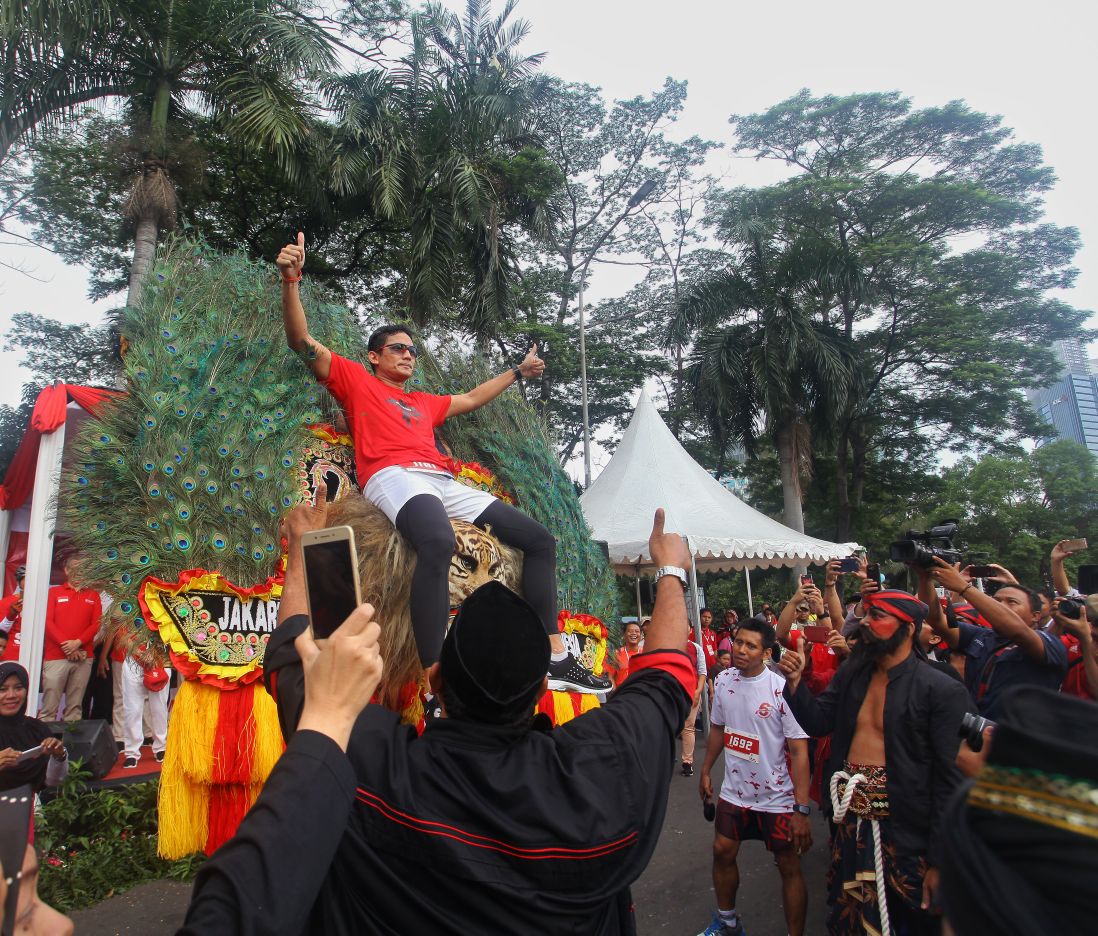 sandiuno's tweet photo. Terima kasih untuk teman-teman Jakmania, Paduan Suara Kolese Kanisius, Puluhan Tim Marching Band, Komite Sepeda Indonesia, dan semuanya yang sudah ikut memeriahkan acara Kirab Kebangsaan ini.
Teruslah berkreasi, anak muda Jakarta! https://t.co/RHpPuTdVEm