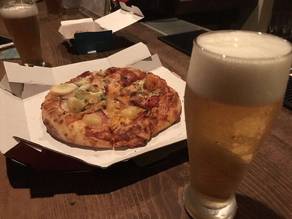 __yamadaa__'s tweet photo. ピザ美味ぇ #ba05 https://t.co/mLIPUmSy0W