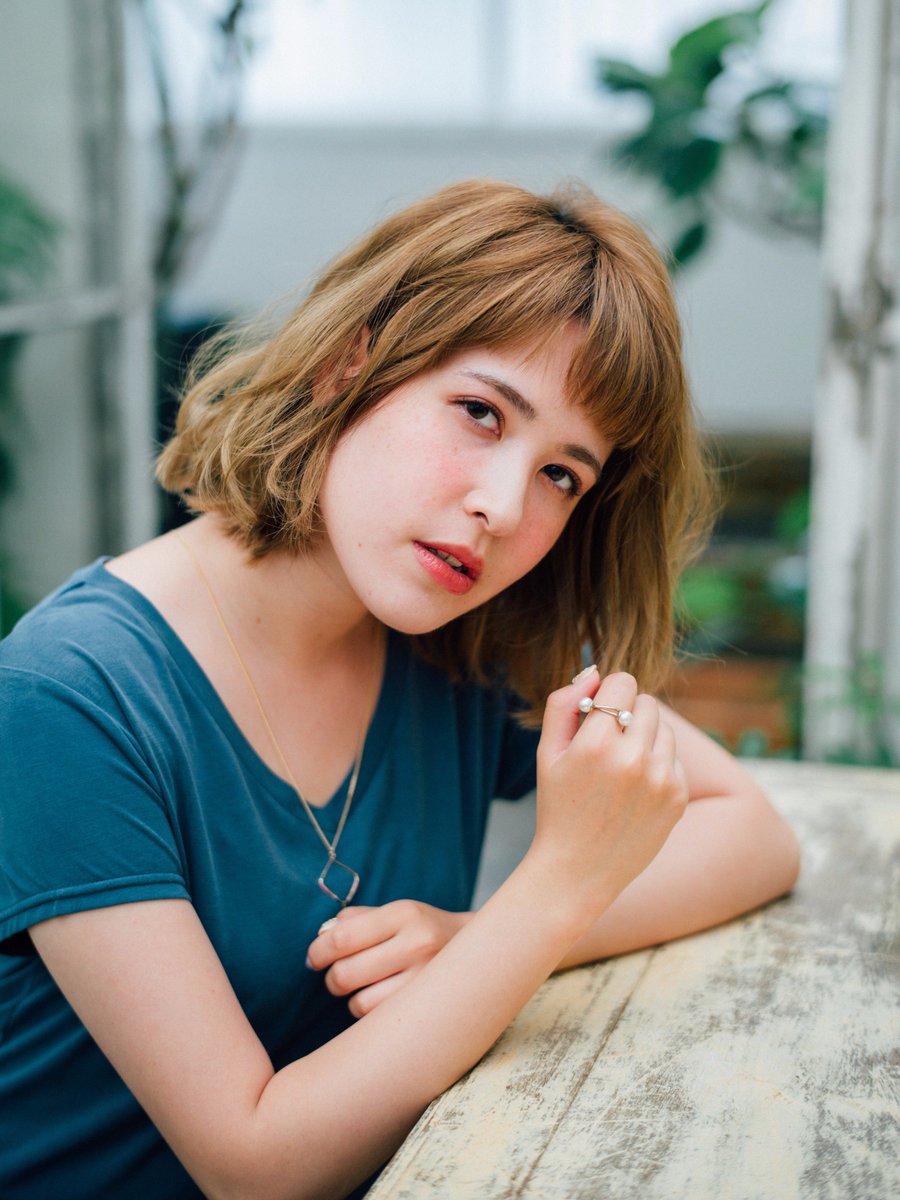 美容室アークス上大岡 Twitterissa 内巻きボブウェーブ カラーはハイライトを入れたイエローベースにくすませカラーにして 前髪を短めバングにしてキュートな外国人風に ゆるめのウェーブに顔周りを内巻きにスタイリングして大人カワイイボブスタイルです 横浜