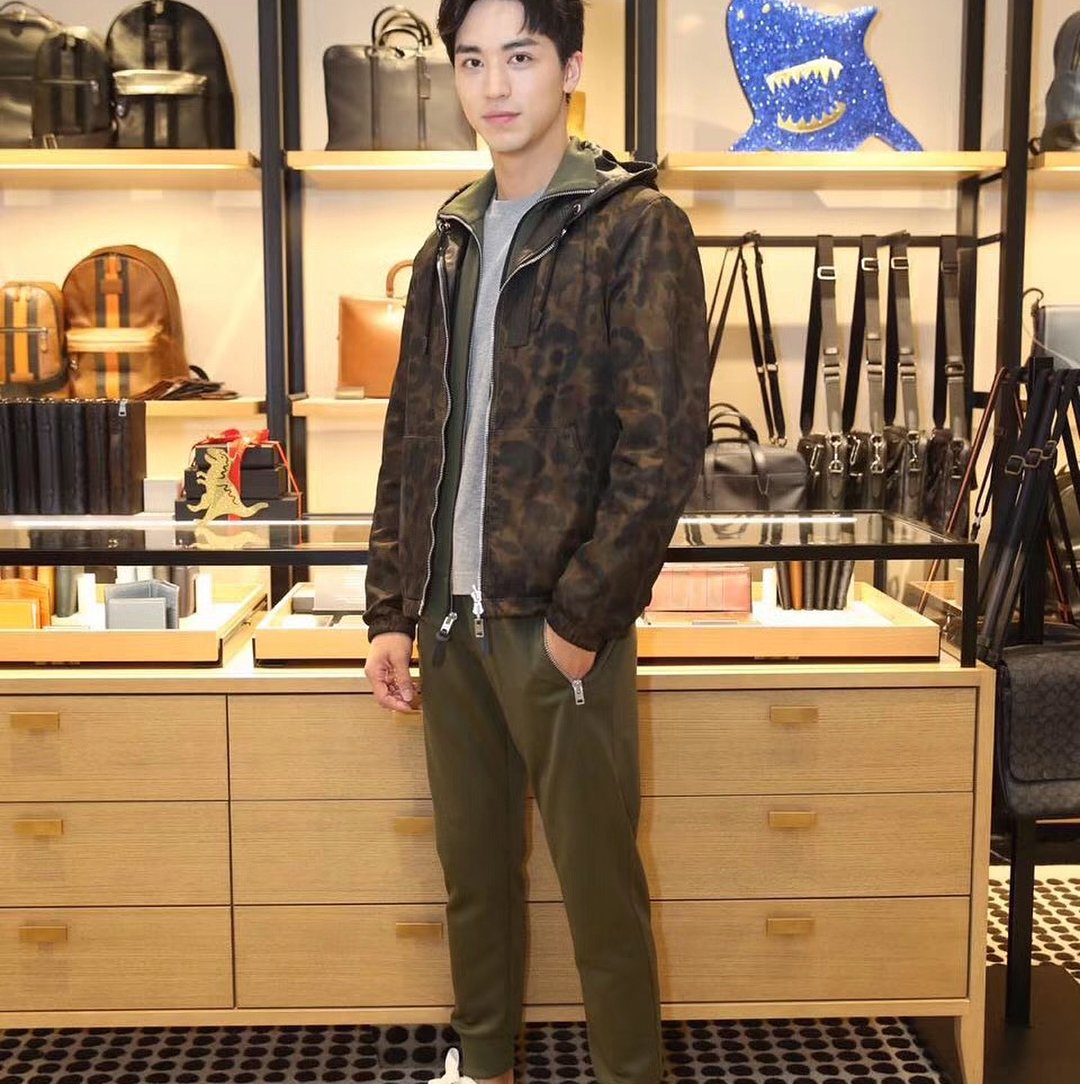 zznoii's tweet photo. 171126 yannfabienbozec IG (President & CEO Coach Greater China at Coach)
"เจ๋งมากที่มี TimmyXu อยู่กับทีมของพวกเรา!!! ช่างเป็นหนุ่ม Coach ที่เท่&เฟรนลี่!!!!" #timmyxu许魏洲 #timmyxu #lifeatcoach #coolguy
https://t.co/0SHu8Con7S https://t.co/avMv8CopAI