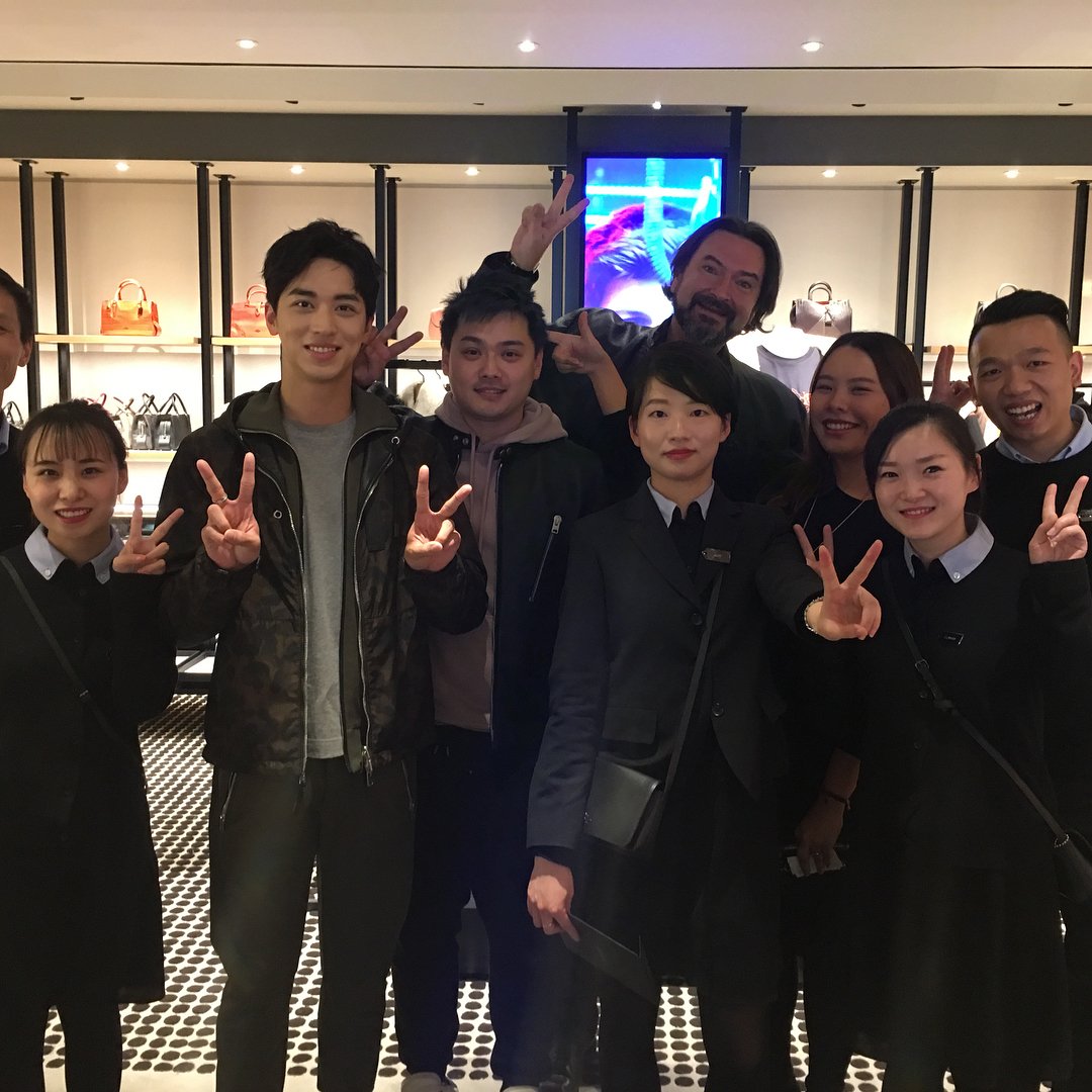 zznoii's tweet photo. 171126 yannfabienbozec IG (President & CEO Coach Greater China at Coach)
"เจ๋งมากที่มี TimmyXu อยู่กับทีมของพวกเรา!!! ช่างเป็นหนุ่ม Coach ที่เท่&เฟรนลี่!!!!" #timmyxu许魏洲 #timmyxu #lifeatcoach #coolguy
https://t.co/0SHu8Con7S https://t.co/avMv8CopAI