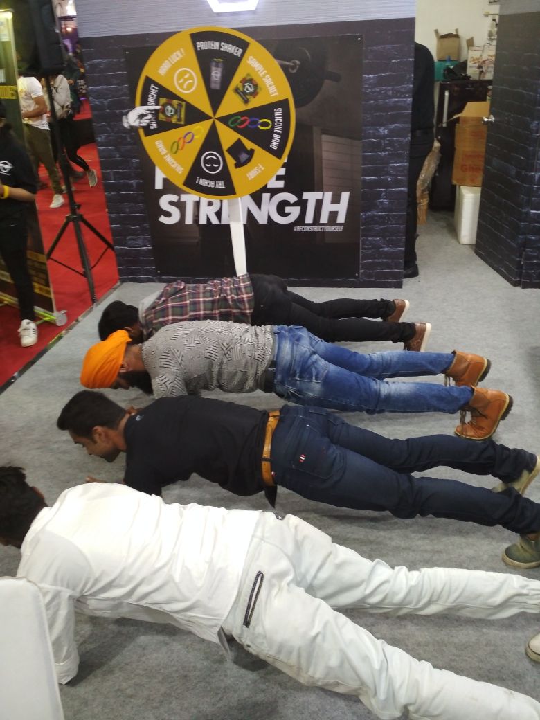 AvvatarIndia's tweet photo. A show of strength, endurance and push-ups. Currently happening at the #Avvatar booth at #TheFitExpo2017 in #Kolkata.
#ReconstructYourself #AvvatarIndia #WheyProtein #Fresh #Pure #WheyBetter #Fitness #Pushups #Workouts https://t.co/4kpJLMDQgW
