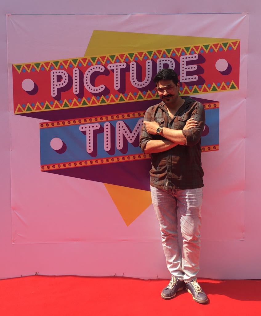 AkashvaniAIR's tweet photo. Casting director @CastingChhabra poses for the shutterbugs at 'Picture Time' Digiplex mobile theatre at Bioscope Village. #IFFI2017 https://t.co/0jtkHFYB8n