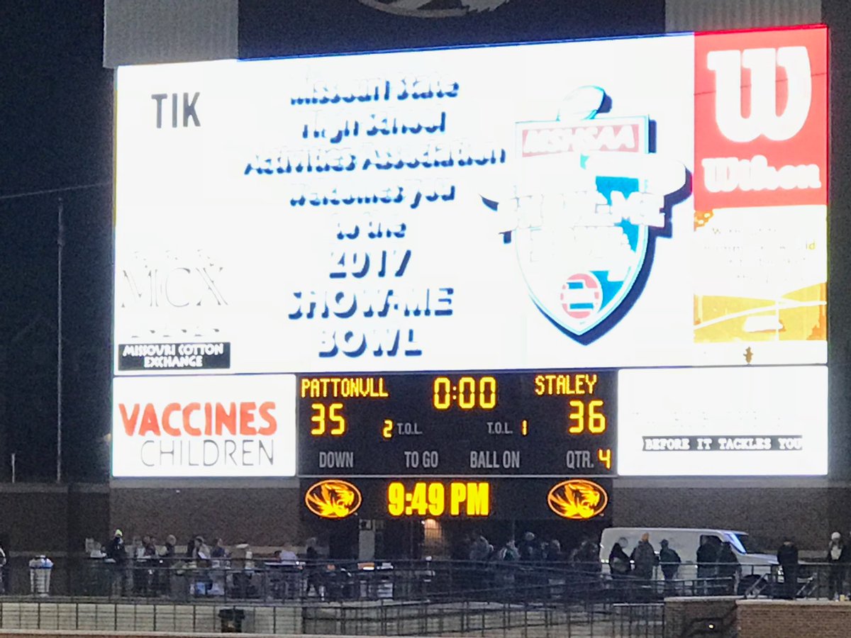 Flendar1's tweet photo. UNREAL FINISH!!!  Refuse to lose Senior leadership!!!  Thank you 2018 seniors...you have set a standard to live up to... https://t.co/XBYrUmFjPO