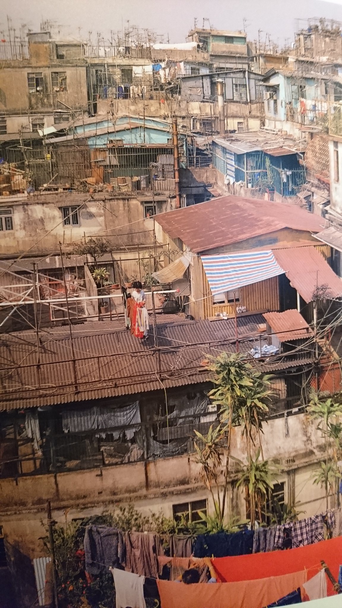 バサラブックス 今は取り壊されてなくなってしまった 香港の巨大スラム 九龍城砦 のことをまとめたドキュメンタリー写真集 City Of Darkness Life In Kowloon Walled City 再版 が入荷しました