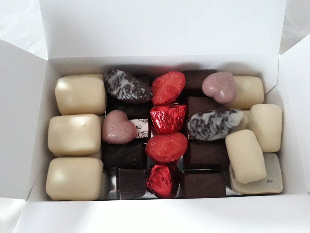 kanjijo's tweet photo. On ne vit qu'une fois ! #Leonidas #1000gr #LeChocolatEstUnAntiDepresseur https://t.co/klJKWJKqI5