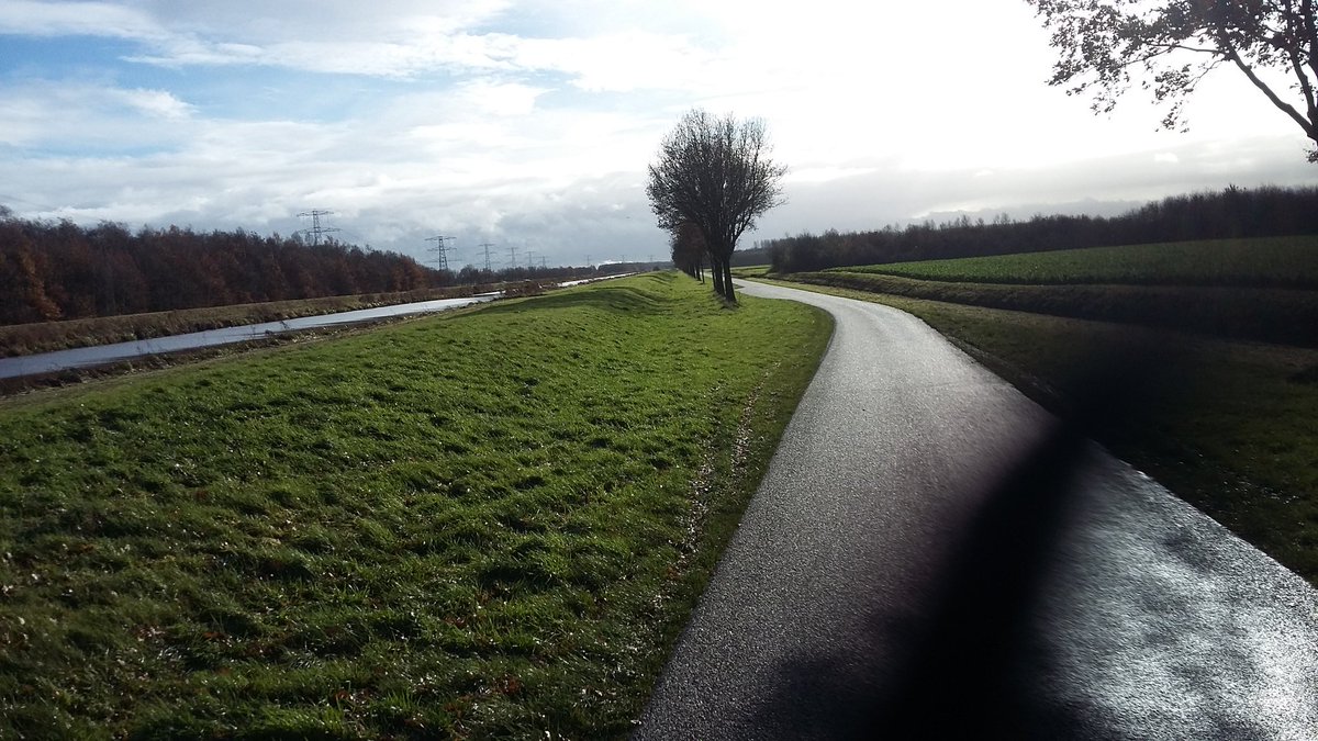 AntonSaman's tweet photo. Lekkere hardloopronde 19 km door #Pagedal #Stadskanaal en langs #AGWildervanckkanaal richting #Musselkanaal. Kaarsrecht parcours met amper bochten. Veel @loopmaatjes gezien @HupLopen https://t.co/NDmA8js6RC