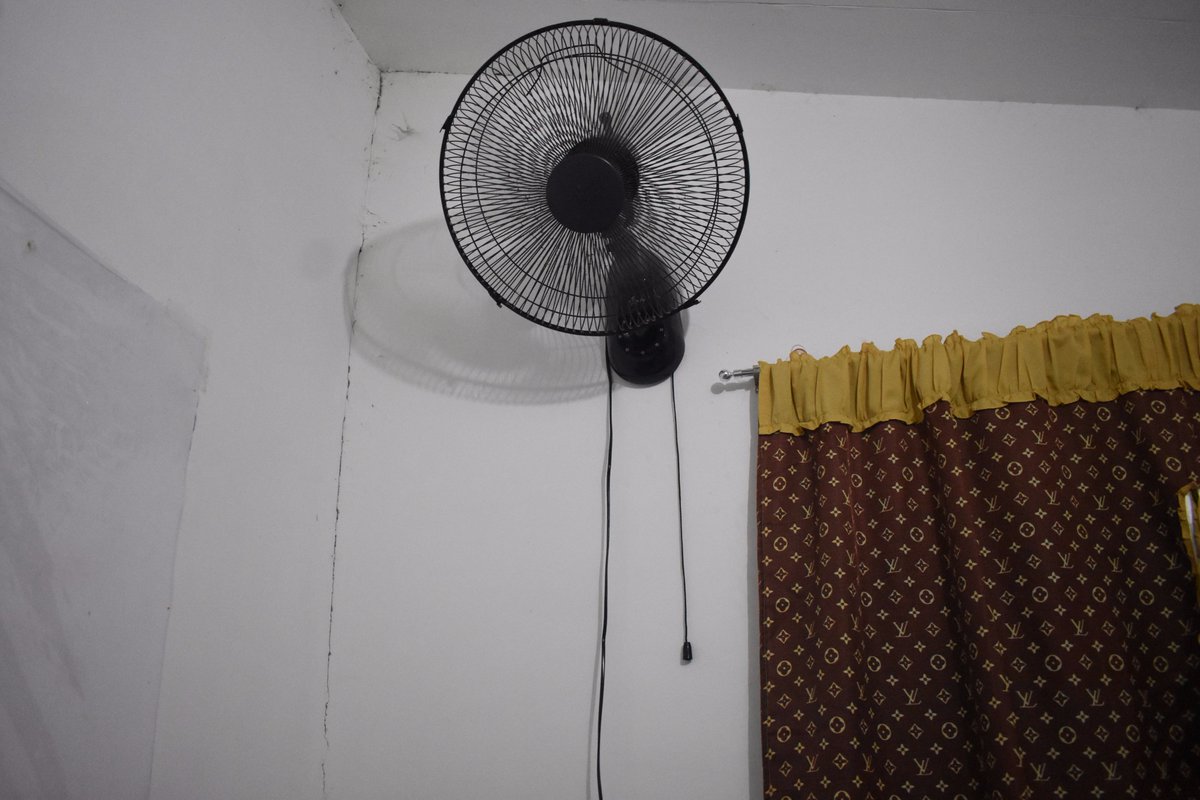 IsiahKayl's tweet photo. Bat ko ba naisip na magandang idea yung ipalagay ko yung electric fan sa taas DI KO TULOY ABOT NAKASTEADY LANG SAKIN https://t.co/0CRBeC424T