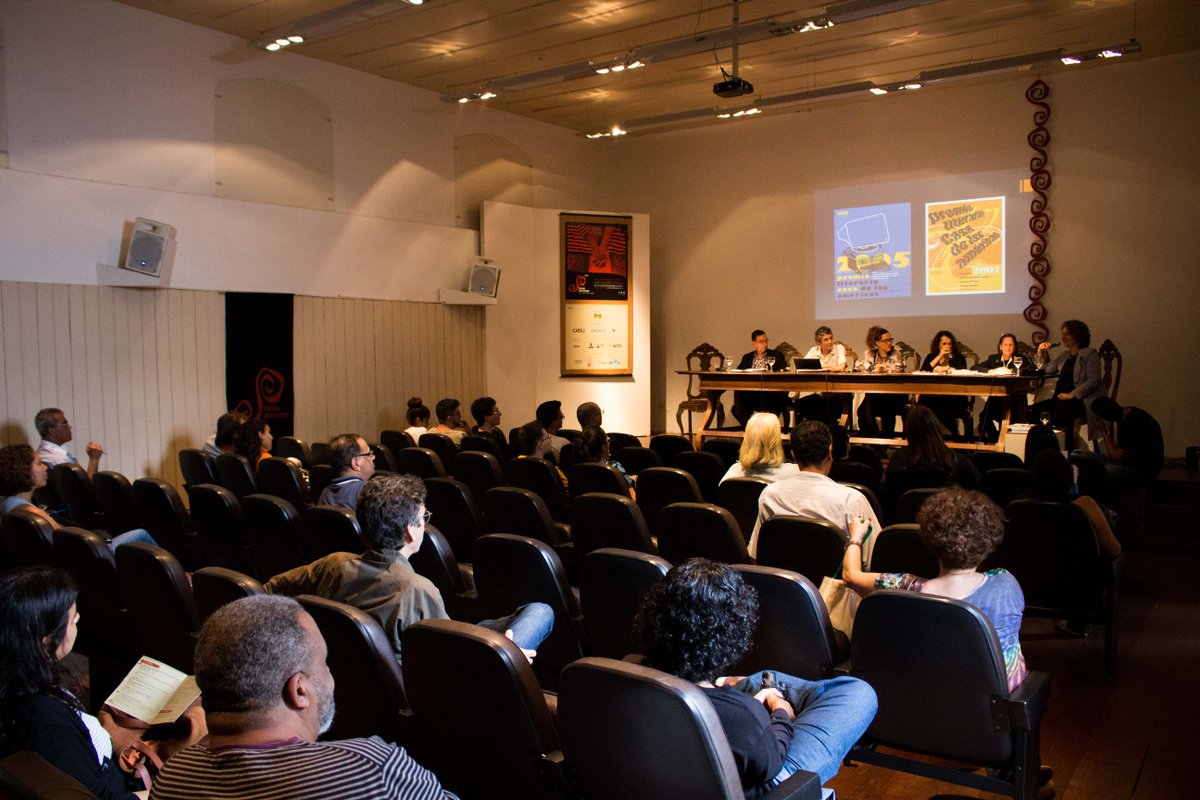 forumdasletras's tweet photo. 👉Olha quantos representantes de prêmios literários reunimos no Fórum das Letras 😱👏
O espaço CBL, que se encerrou ontem, buscou mostrar questões do livro e viabilizar uma discussão rica sobre o mercado editorial. #ForumDasLetras2017 #PoesiaComoAntidoto✍ 📷 Samuel Consentino https://t.co/EhyaYTrkRx