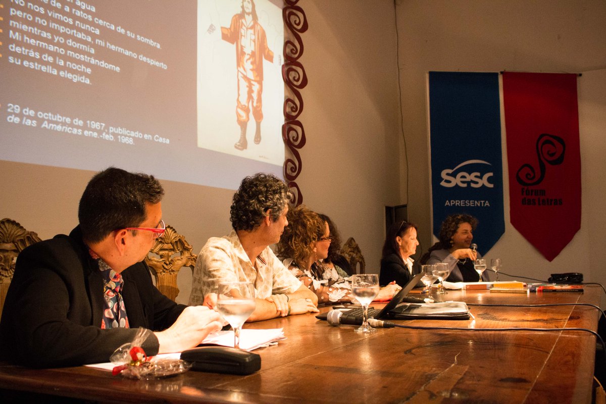 forumdasletras's tweet photo. 👉Olha quantos representantes de prêmios literários reunimos no Fórum das Letras 😱👏
O espaço CBL, que se encerrou ontem, buscou mostrar questões do livro e viabilizar uma discussão rica sobre o mercado editorial. #ForumDasLetras2017 #PoesiaComoAntidoto✍ 📷 Samuel Consentino https://t.co/EhyaYTrkRx