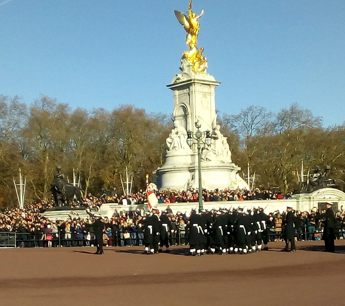 RNRMC's tweet photo. History was created this morning as @RoyalNavy sailors took part in the Changing of the Guard ceremony outside Buckingham Palace for the first time ever #RoyalNavyGuard https://t.co/jpQOYuxOrW