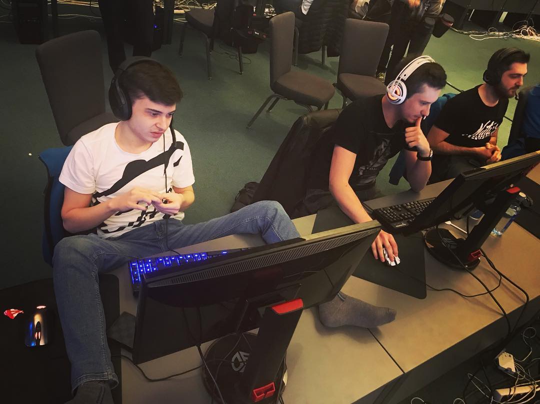 DPj5LRqX0AEqXT3.jpg:large