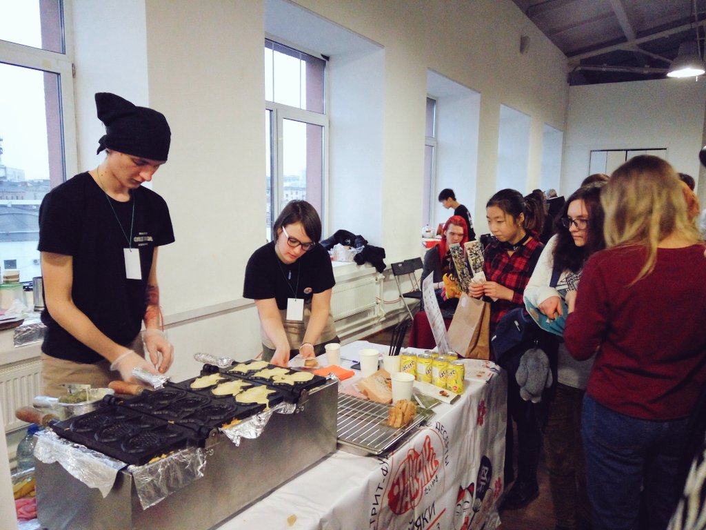Azia_Mozga's tweet photo. #бамбукмаркет в самом разгаре^^
В 17:00 состоится показ концерат BTS - THE WINGS TOUR IN SEOUL~
#AGMevent #BTS https://t.co/UHIQA0Fa6J