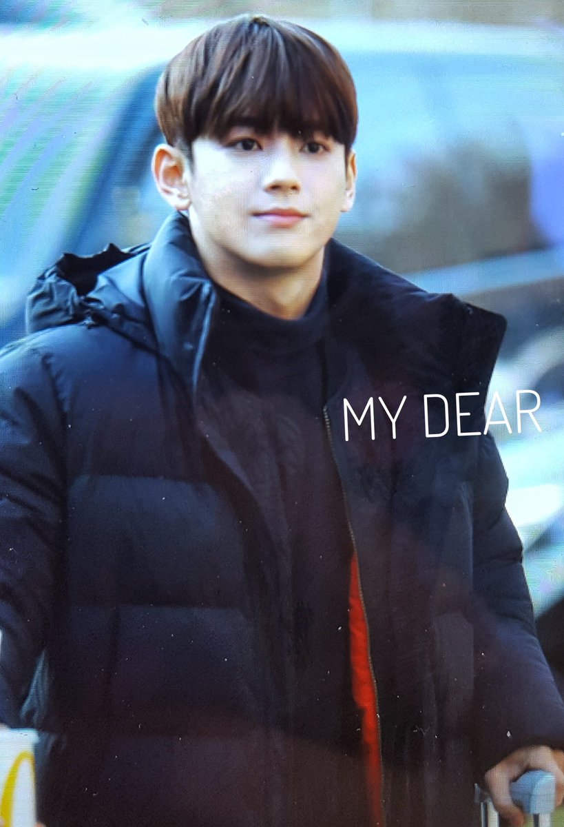 MyDear1226's tweet photo. 171126 더유닛 출근:)
잘생긴 세용이😶
귀엽게 꼬물꼬물 캐리어에 짐을 건다🙄

#마이네임 #MYNAME #세용 #SeYong #더유닛 #TheUnit @MYNAME_KYong https://t.co/Vl7fz26tFC