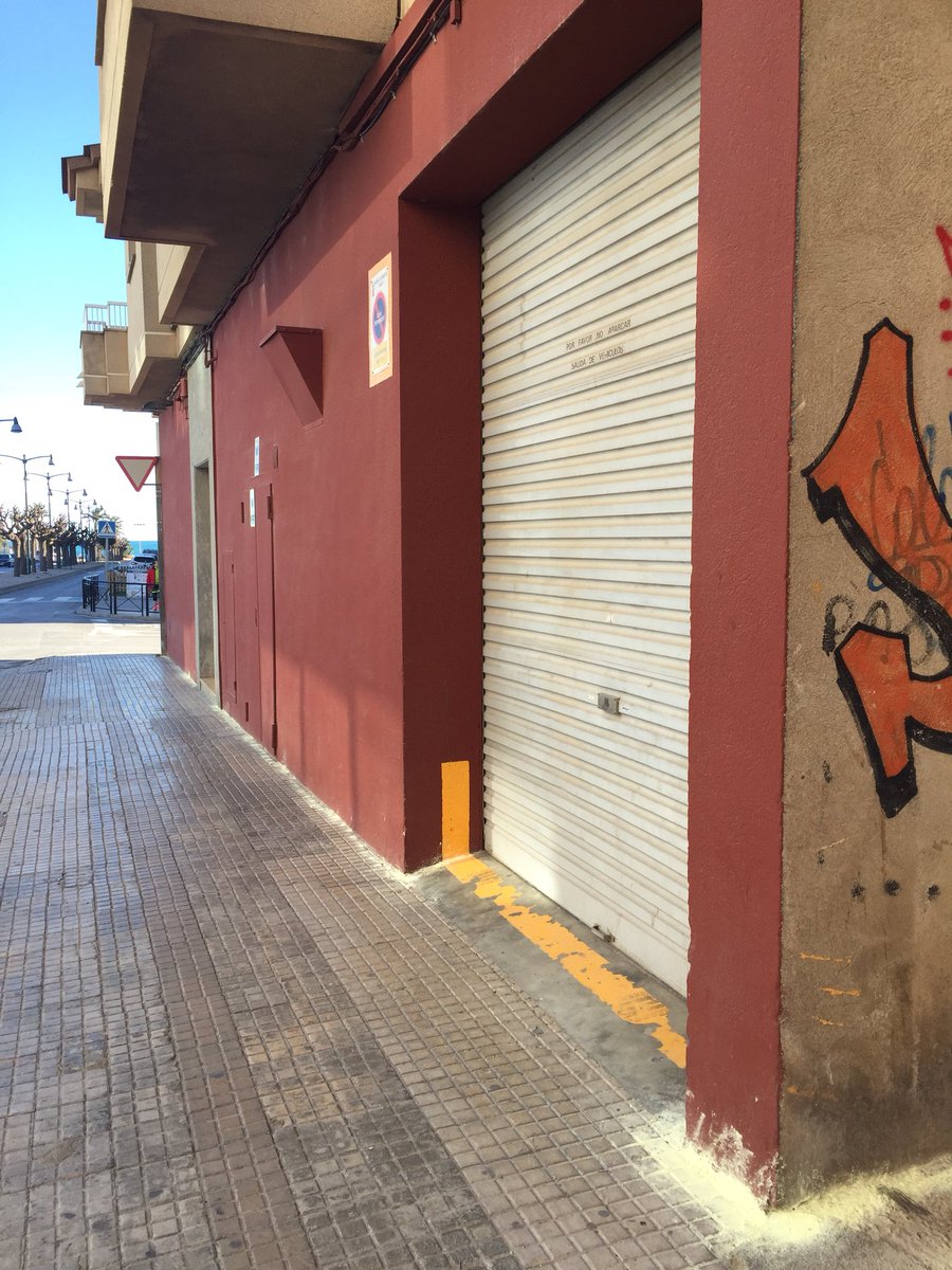 schmitt_lun's tweet photo. @PoliciaVinaros Possar aixo per als gossos es legal? https://t.co/cnkGRkTluQ