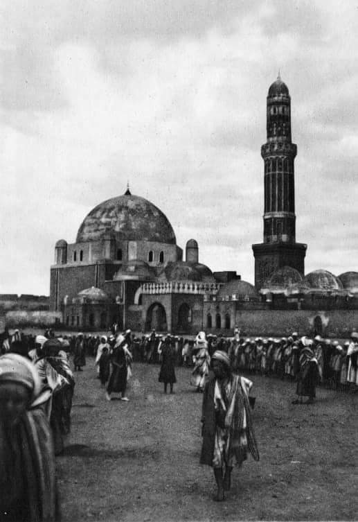 صورة قديمة مميزه  
لجامع البكيرية بصنعاء 
بني من السلطات التركية في اليمن
يعلو سقف الجامع قبة كبيرة لكل مساحة السطح
#قروب_الصعفاني_للدعم
#قروب_صنعاء_اليمن
#هويه_اليمن
#اليمن_موطن_الجمال