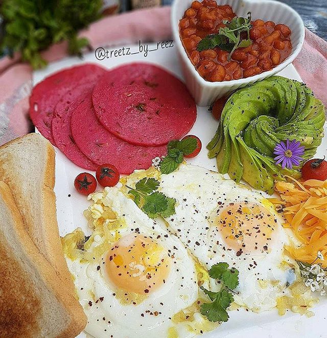 HalaalSouth's tweet photo. @Regranned from @treetz_by_reez - Sunday breakfast served..... my famous chilli onion Sunnyside eggs topped with a sprinkle of chilli flakes, chilli French polony from @medinameats, spicy baked beans topped with coriander, #avorose with a crackle of pepper and lemon juic, grated https://t.co/P1BMhjdE0l